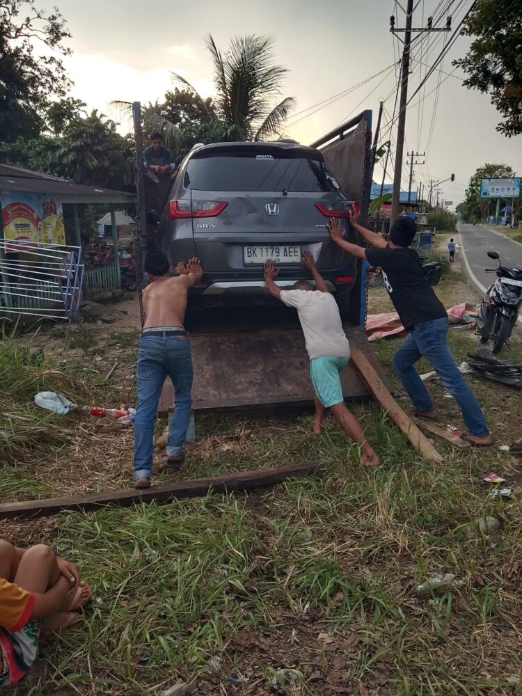 Tiang Listrik Patah Tertabrak Mobil Rental Diganti, Mobil Dievakuasi