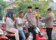 Bentuk Kepedulian Bulan Ramadhan, Polsek Kuala Bagikan Takjil kepada Pengguna Jalan