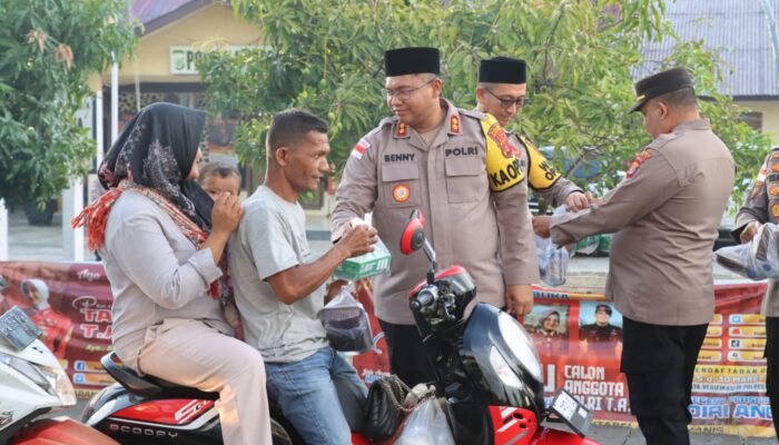 Bentuk Kepedulian Bulan Ramadhan, Polsek Kuala Bagikan Takjil kepada Pengguna Jalan