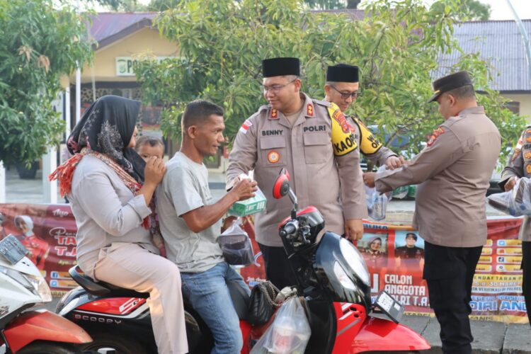 Bentuk Kepedulian Bulan Ramadhan, Polsek Kuala Bagikan Takjil kepada Pengguna Jalan