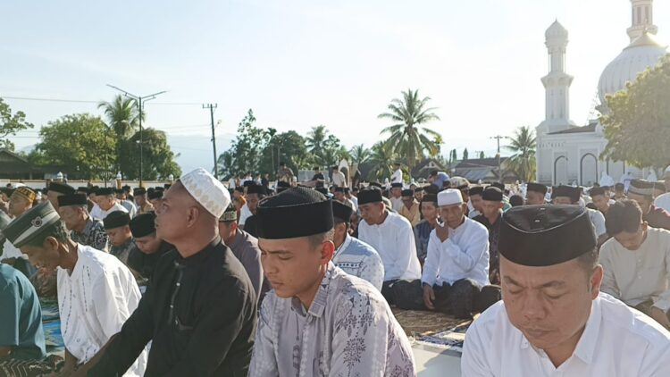 Ribuan Pengikut Habib Muda Seunagan di Nagan Raya Hari ini Shalat Idul Fitri