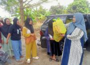 Ketua TP-PKK Desa Pematang Biara Bagikan Bingkisan Lebaran untuk 32 Kader