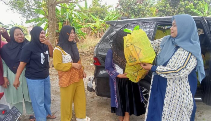 Ketua TP-PKK Desa Pematang Biara Bagikan Bingkisan Lebaran untuk 32 Kader