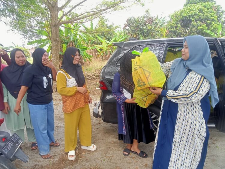 Ketua TP-PKK Desa Pematang Biara Bagikan Bingkisan Lebaran untuk 32 Kader