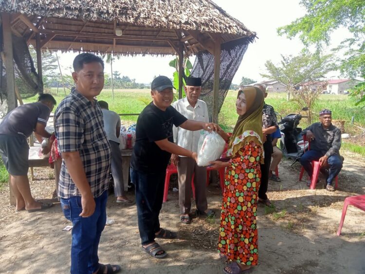 Raja Ramunia VIII Salurkan 100 Paket Lebaran untuk Warga Pematang Biara