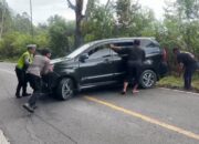 Tunjukkan Rasa Kepedulian, Personel Pos Pam Polres Samosir Bantu Mobil Mogok