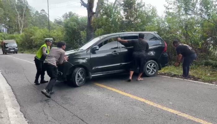 Tunjukkan Rasa Kepedulian, Personel Pos Pam Polres Samosir Bantu Mobil Mogok