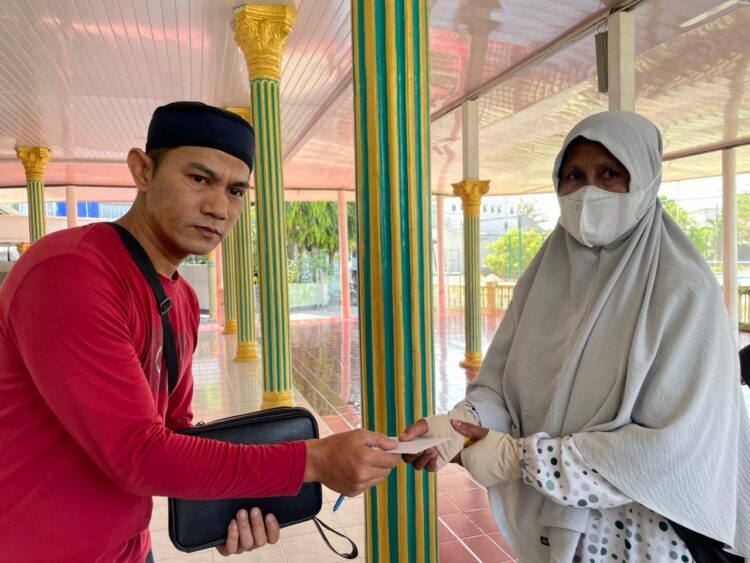 Masjid Al-Fitrah Korem 011/Lilawangsa Salurkan 2 Ton Beras Zakat kepada Mustahik