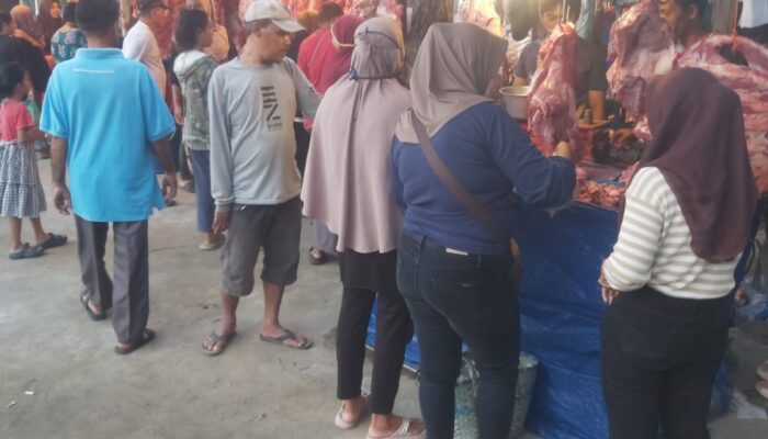 Warga Brandan Berduyun-duyun ke Pasar Tradisional 
