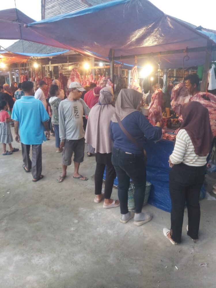 Warga Brandan Berduyun-duyun ke Pasar Tradisional 