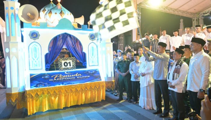 Sekda Aceh Lepas Pawai Takbir Idul Fitri 1447 H di Masjid Raya Baiturrahman