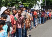 Seribuan Warga Padati Meuligoe Gubernur Aceh, Terima THR Dari Mualem