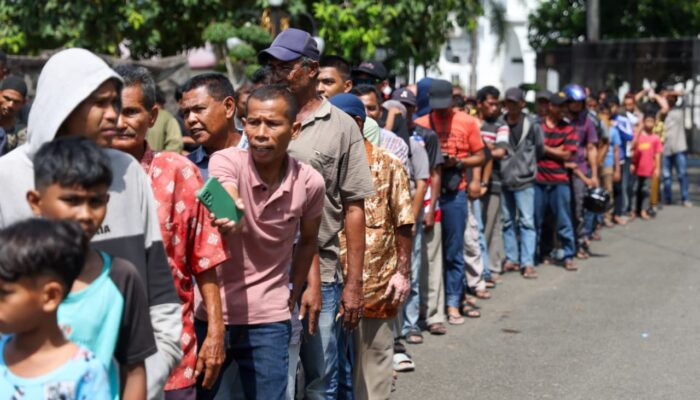 Seribuan Warga Padati Meuligoe Gubernur Aceh, Terima THR Dari Mualem