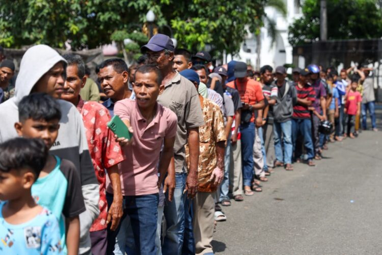 Seribuan Warga Padati Meuligoe Gubernur Aceh, Terima THR Dari Mualem