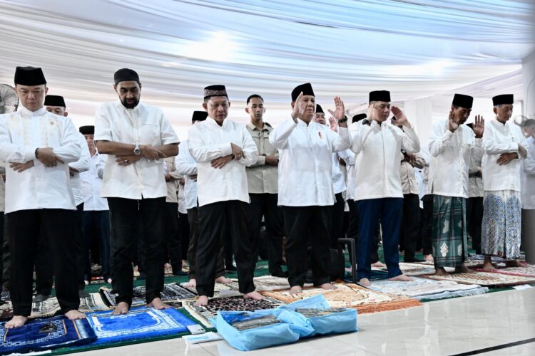 Presiden Prabowo Salat Idulfitri dan Halalbihalal dengan Jemaah Masjid Darussalam Aceh Tamiang