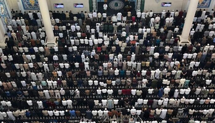 Jemaah Shalat Ied Masjid Agung Membludak