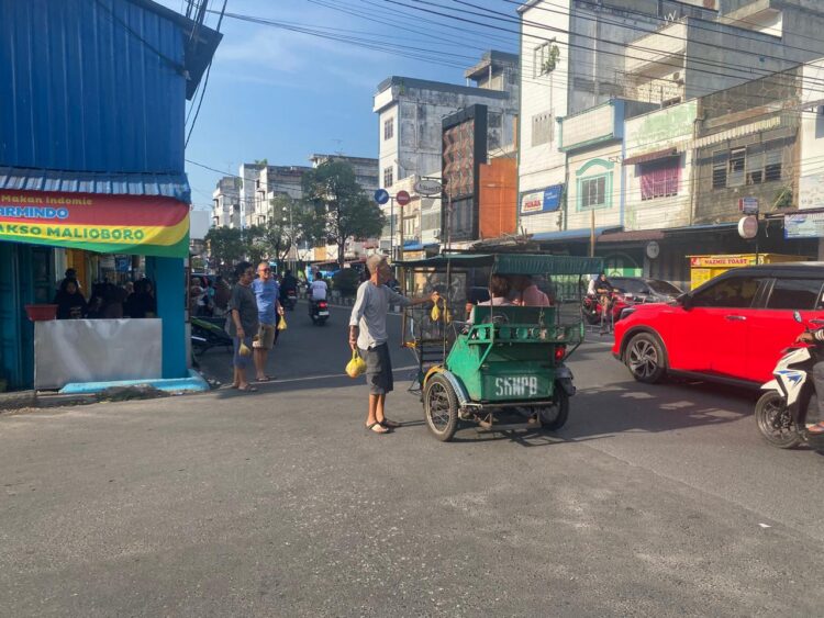 Warkop Awen Leboy Berbagi