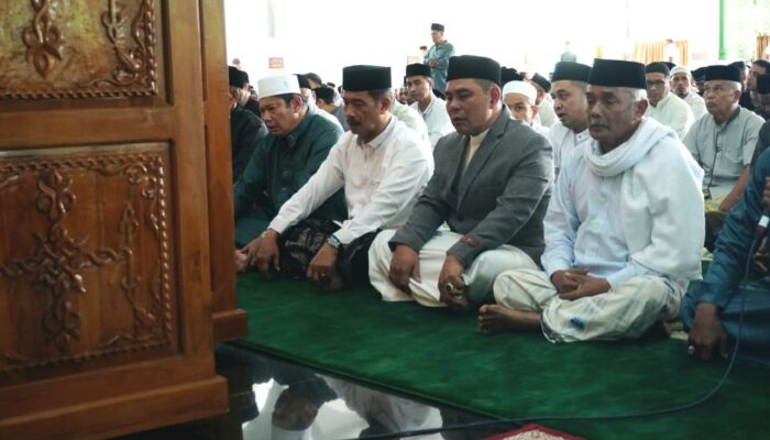Syech Muharram Shalat Ied di Masjid Agung Al Munawwarah Kota Jantho