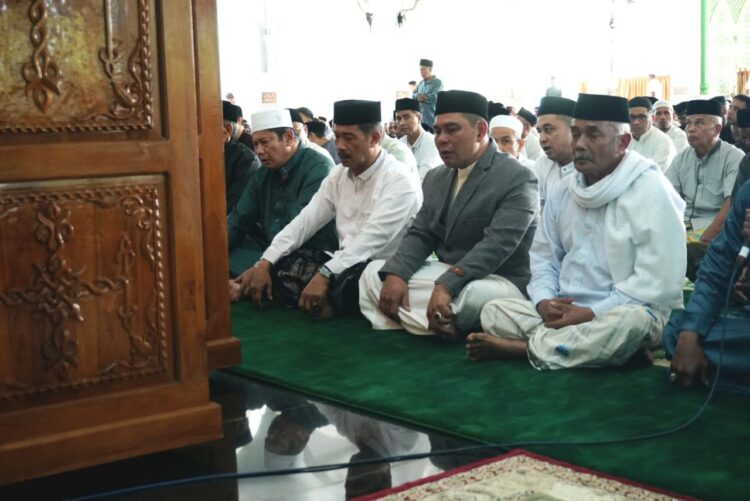 Syech Muharram Shalat Ied di Masjid Agung Al Munawwarah Kota Jantho
