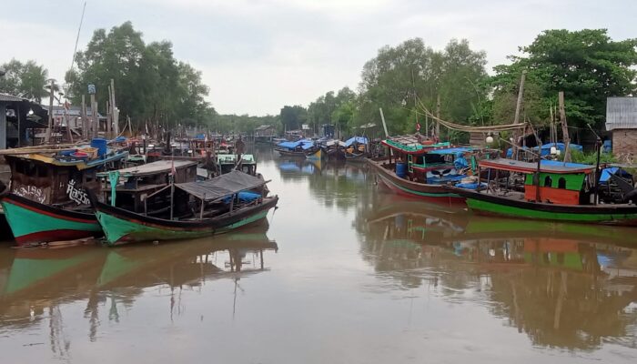 Ratusan Perahu Nelayan Pantai Labu Bersandar, Aktivitas Melaut Dihentikan Sementara