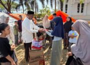 ‎Ketua PMI Aceh Sambangi Pengungsi di Halaman Kantor Pemkab Bireuen