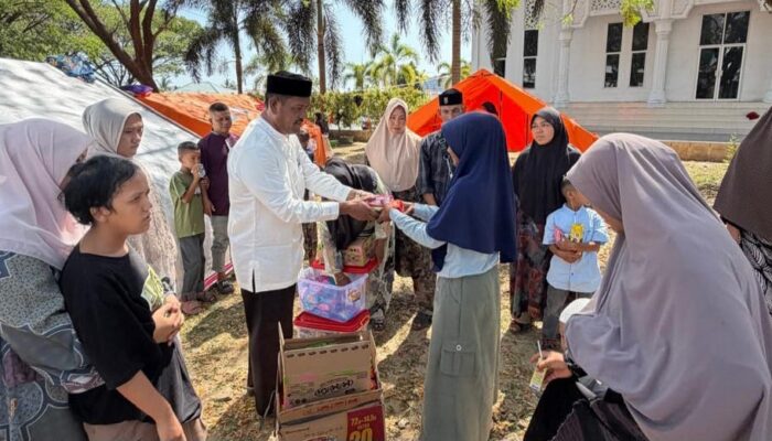 ‎Ketua PMI Aceh Sambangi Pengungsi di Halaman Kantor Pemkab Bireuen