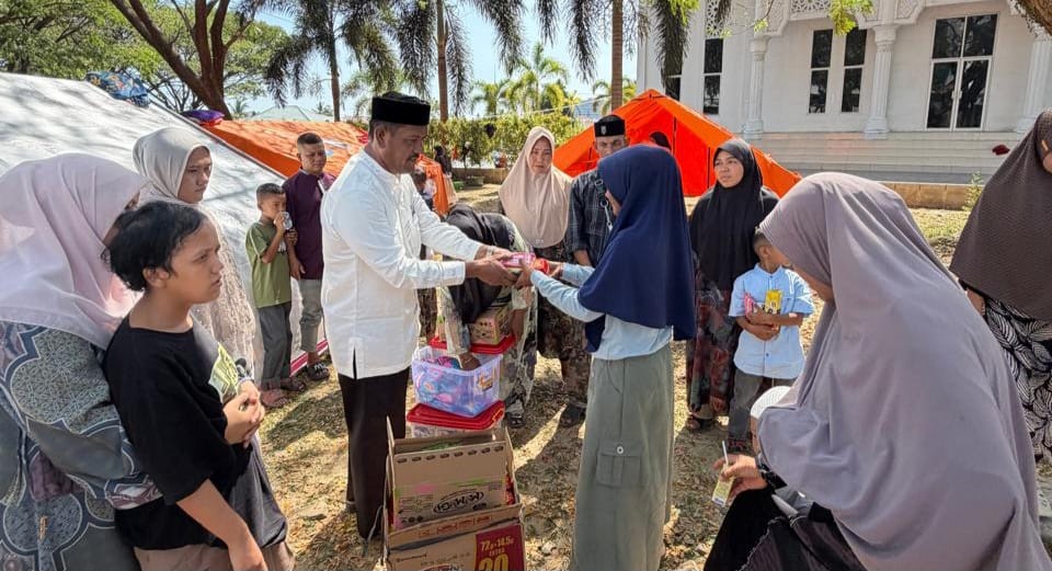 ‎Ketua PMI Aceh Sambangi Pengungsi di Halaman Kantor Pemkab Bireuen