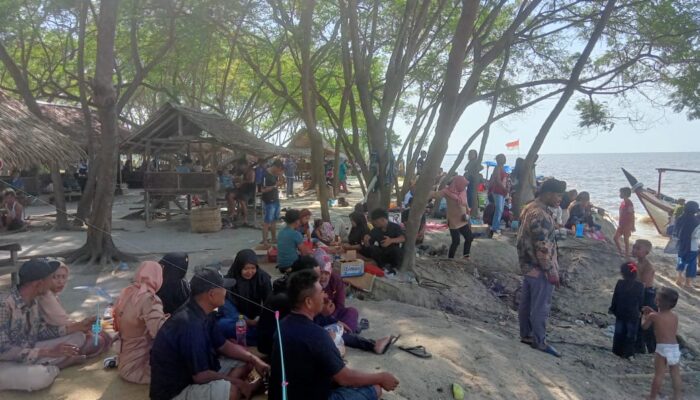 Lebaran Kedua, Pantai Dewi Ramai Dikunjungi Wisatawan
