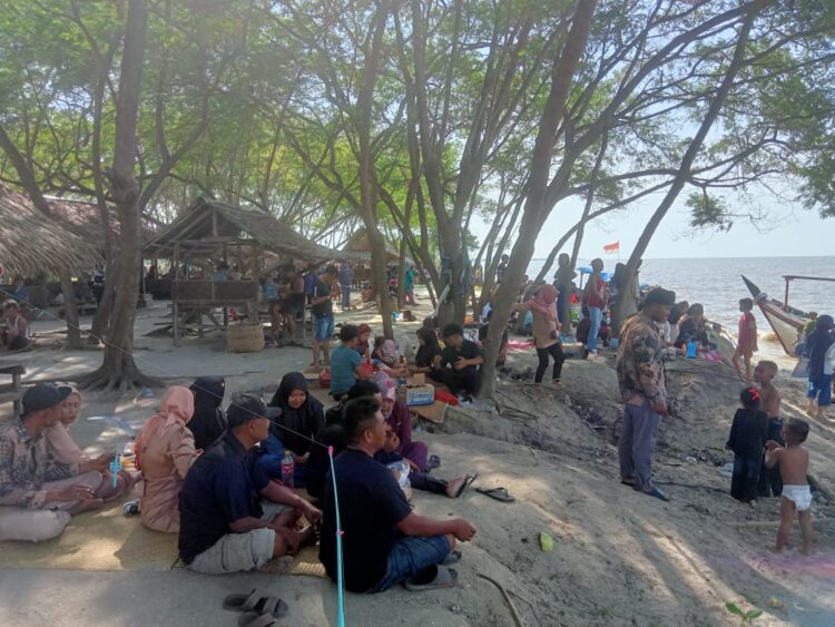 Lebaran Kedua, Pantai Dewi Ramai Dikunjungi Wisatawan
