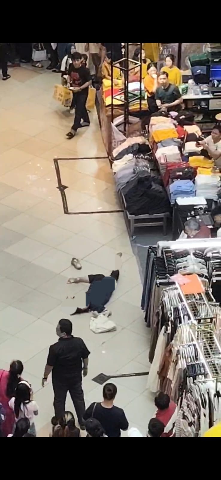 Lompat Dari Lantai IV, Pengunjung Plaza Tewas Mengenaskan