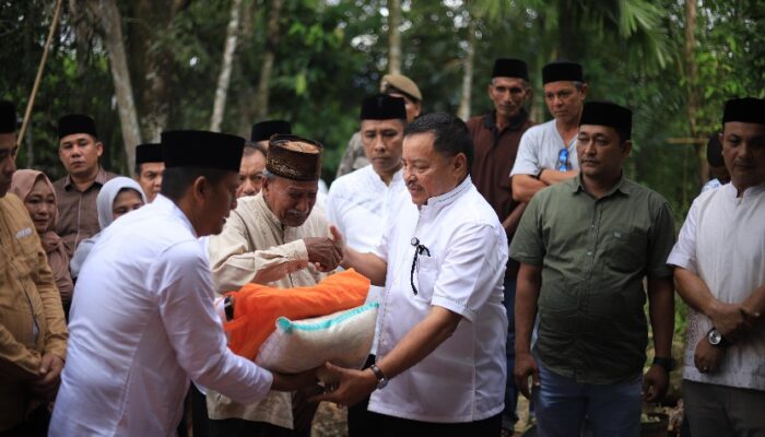 Respon Cepat, Bupati TRK Salurkan Bantuan Korban Rumah Rusak Di Dua Desa