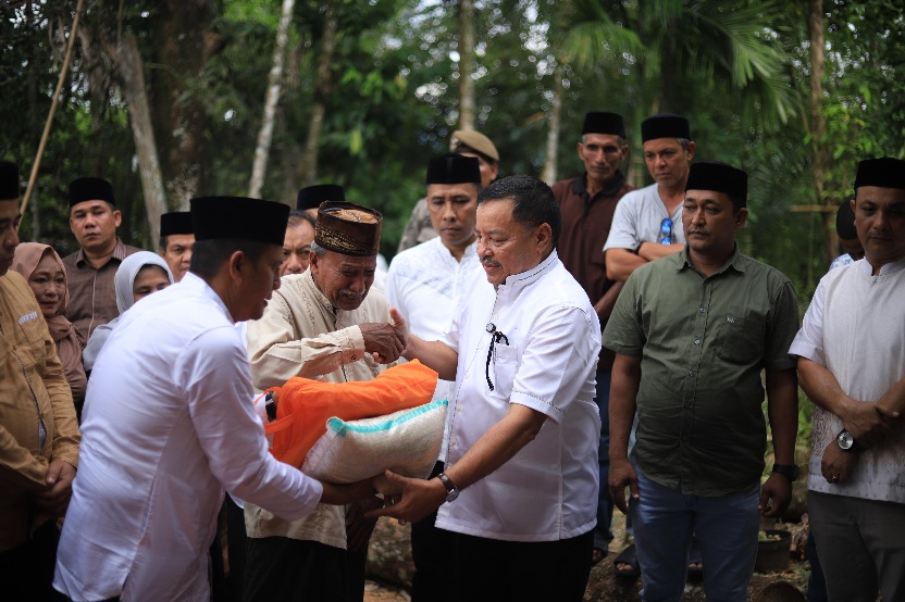 Respon Cepat, Bupati TRK Salurkan Bantuan Korban Rumah Rusak Di Dua Desa