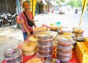 Berkah Idul Fitri, Pedagang Kue Di Lambaro Raup Keuntungan