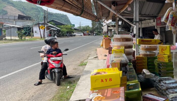 Meski Tampak Sepi, Penjualan Kue Di Lampisang Naik 20 Persen Saat Lebaran