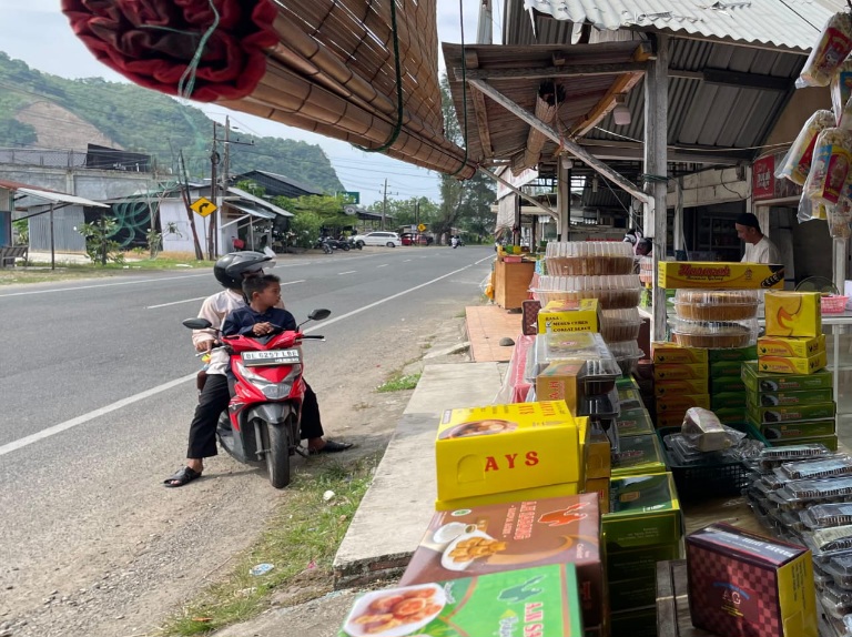Meski Tampak Sepi, Penjualan Kue Di Lampisang Naik 20 Persen Saat Lebaran