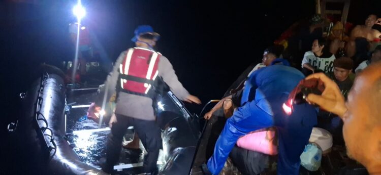 64 Penumpang Kapal Motor Terdampar Di Pulau Salah Nama Seluruhnya Selamat