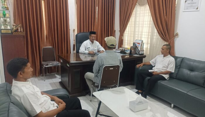 Hari Pertama Kerja, Camat Kuta Baro Langsung Layani Warga