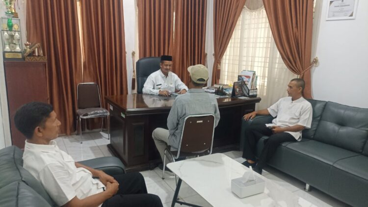 Hari Pertama Kerja, Camat Kuta Baro Langsung Layani Warga