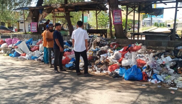 DLH Aceh Besar Bersihkan Tumpukan Sampah Selama Lebaran