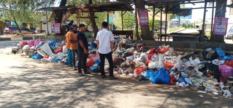 DLH Aceh Besar Bersihkan Tumpukan Sampah Selama Lebaran