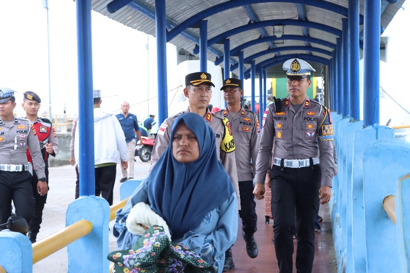 Pastikan Keamanan Pemudik, Kapolres Aceh Singkil Pantau Pelabuhan Fery