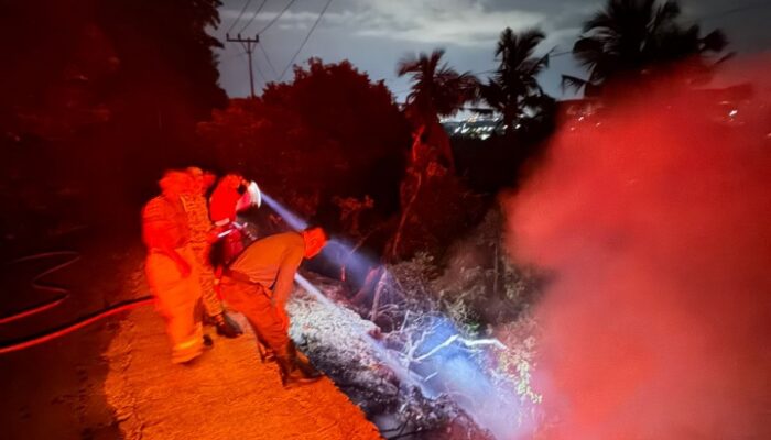 Tumpukan Sampah Di Glee Taron Terbakar