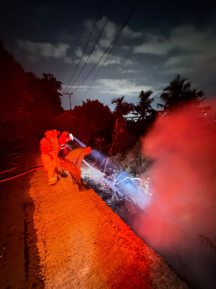 Tumpukan Sampah Di Glee Taron Terbakar