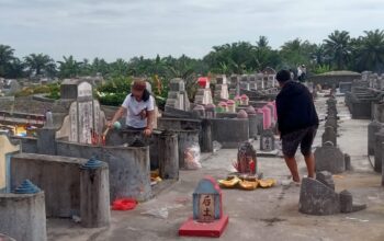 Ratusan Peziarah Padati Perkuburan Tionghoa Damar Pulo Saat Tradisi Cengbeng
