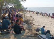 Pengunjung Pantai Dewi Indah Membludak di Puncak Libur Idul Fitri