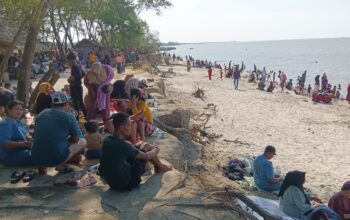 Pengunjung Pantai Dewi Indah Membludak di Puncak Libur Idul Fitri