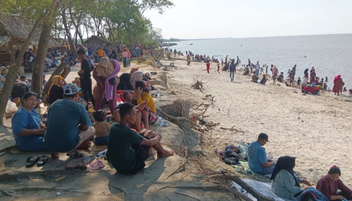 Pengunjung Pantai Dewi Indah Membludak di Puncak Libur Idul Fitri