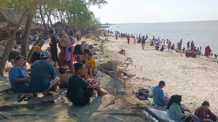 Pengunjung Pantai Dewi Indah Membludak di Puncak Libur Idul Fitri