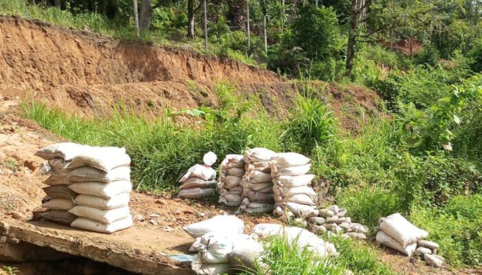 Warga Desa Jambur Baru Keberatan Bawa Batu, Jalan Lingkungan Diduga Dihancurkan Kades Tanpa Izin