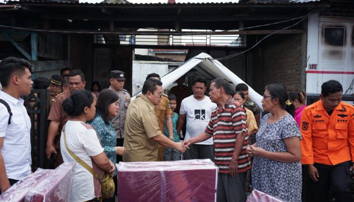 Wali Kota Pematangsiantar Serahkan Bantuan untuk Korban Kebakaran